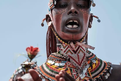 Un hombre samburu con la cara maquillada canta durante el festival.