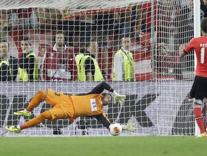 Beto detiene el penalti lanzado por Rodrigo.