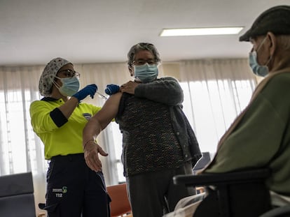 Un día vacunando contra la covid: “No se puede desperdiciar ni una dosis”