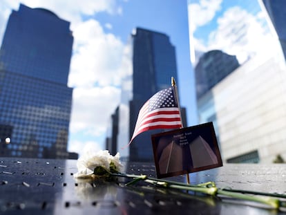 Banderas y flores en recuerdo de las víctimas, el viernes en el Memorial del 11-S en Nueva York.