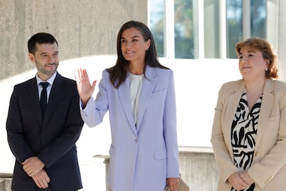 La Reina Letizia, entre el ministro de Derechos Sociales, Pablo Bustinduy, y la presidenta interina de RTVE, Concepción Cascajosa, durante una visita este lunes a la sede madrileña de la corporación.
