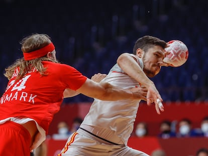 Alex Dujshebaev lanza y Mikkel Hansen intenta frenarle durante el partido entre España y Dinamarca.