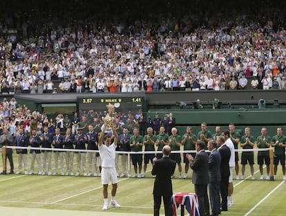 Roger Federer es aplaudido por la grada de Wimbledon tras ganar la final.