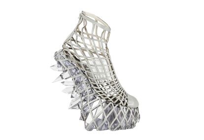 Iris Van Herpen y Noritaka Tatehana. Botín en cuero blanco fabricado con impresora 3D. Colección otoño - invierno 2015/ 2016. / MoMu