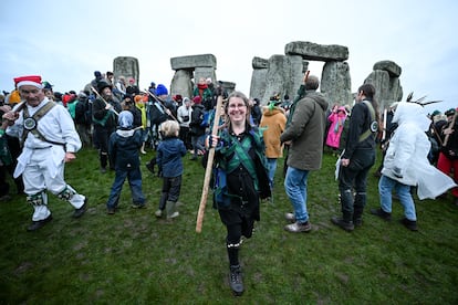 Visitantes del monumento de Stonehenge, en Inglaterra, celebrando el solsticio de invierno.