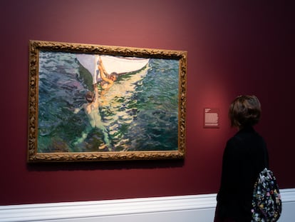 Una visitante observa 'El bote blanco' (1905), de Joaquín Sorolla, en 'Luz de España. Sorolla en las colecciones americanas', en el Meadows Museum.