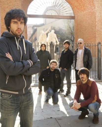 De pie, Guillermo, David, Jorge y &Aacute;lvaro. En cuclillas, Juan Manuel y Pucho; son los integrantes del grupo musical Vetusta Morla, posando en la plaza del Dos de Mayo de Madrid. 
