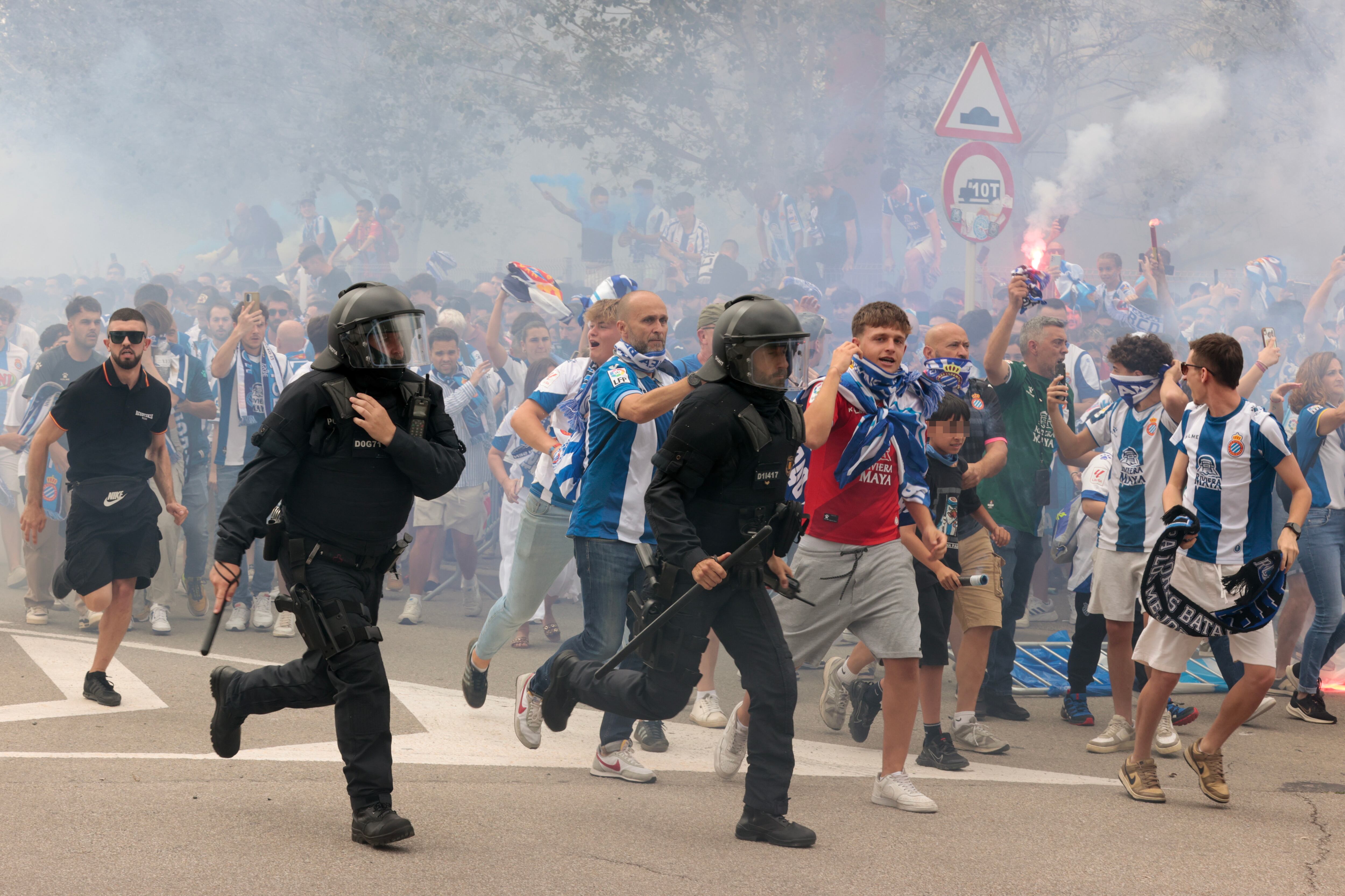 Detenidos 17 aficionados implicados en los incidentes de la final del playoff entre el Espanyol y el Real Oviedo