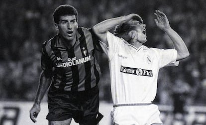 Tassotti, que fue amonestado por esta acción, golpea a Butragueño poco antes del gol en un Madrid-Milan de 1989.