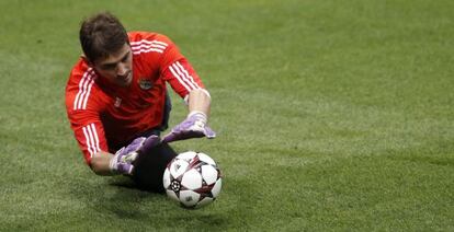 Casillas, en un entrenamiento en Estambul. 