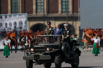 López Obrador, acompañado de los secretarios de Defensa y Marina, encabezó por última vez de su mandato el desfile por el aniversario del inicio de la Revolución.