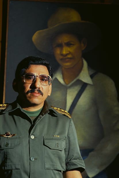 Humberto Ortega de pie junto a un retrato de César Augusto Sandino, el 1 de enero de 1990. 