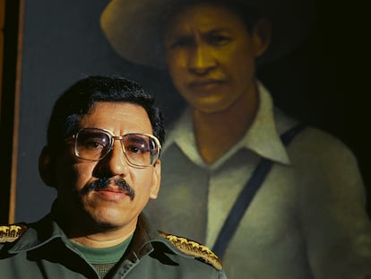 Humberto Ortega, ante una pintura de César Augusto Sandino, en 1990.