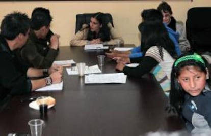 La presidenta de la Cámara de Senadores de Bolivia, Gabriela Montaño (d), fue registrada este jueves, durante una reunión con niños y adolescentes trabajadores, en La Paz (Bolivia).