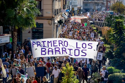 Miles de manifestantes se reunieron en las calles de Málaga, Sevilla y Cádiz a principios de noviembre para reclamar el derecho a una vivienda digna y contra la proliferación de los pisos turísticos en estas ciudades.