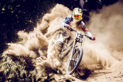 O fotógrafo Nick Middleton esperou um dia inteiro para capturar este momento durante uma competição do ciclista Connor Sandri em Christchurch, Nova Zelândia. A foto está inscrita na categoria 'Energy'.