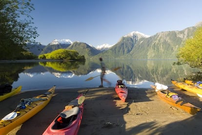 Kayaks en el lago Yelcho, de origen glaciar, en la región chilena de Los Lagos. 