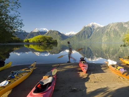 Kayaks en el lago Yelcho, de origen glaciar, en la región chilena de Los Lagos. 