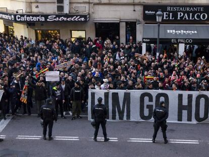Aficionados del Valencia piden la marcha de Lim en la previa ante el Celta 