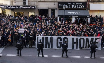 Aficionados del Valencia piden la marcha de Lim en la previa ante el Celta