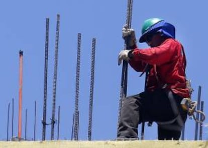 Un obrero trabaja con varillas de acero este 19 de noviembre, en un edificio en construcción en el centro de Santiago de Chile (Chile).