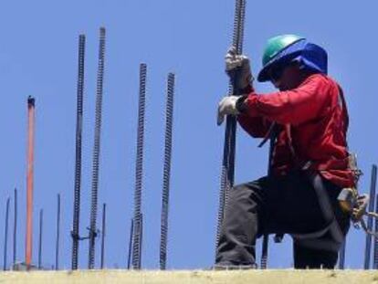 Un obrero trabaja con varillas de acero este 19 de noviembre, en un edificio en construcción en el centro de Santiago de Chile (Chile).