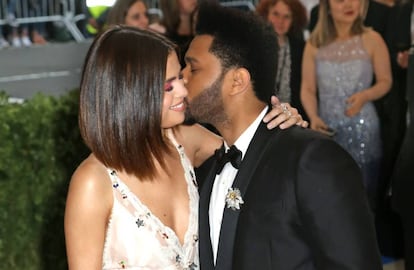 Los cantantes Selena Gomez y The Weeknd, en la gala del Met el pasado mayo en Nueva York.