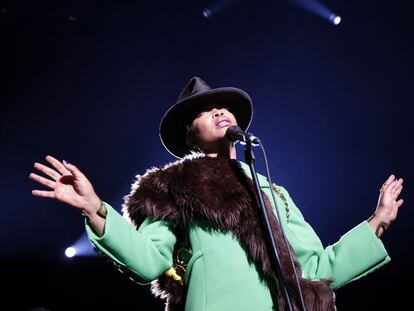 Un momento del concierto que Erykah Badu ofreció ayer en el Circo Price.