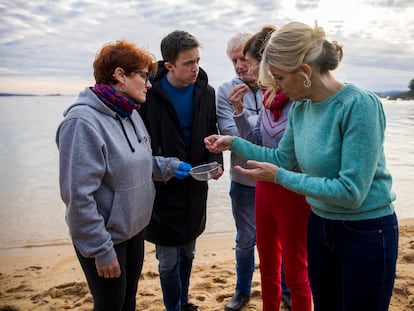 Yolanda Díaz, acompañada, entre otros, de Marta Lois e Íñigo Errejón, este viernes en la playa gallega de A Illa, en A Pobra do Caramiñal (A Coruña).