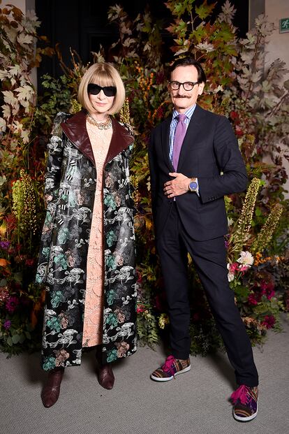 Anna Wintour, editora jefe de la edición estadounidense de 'Vogue' y jefa de contenido global de Condé Nast, posó con Hamish Bowles, editor internacional general de 'Vogue'.