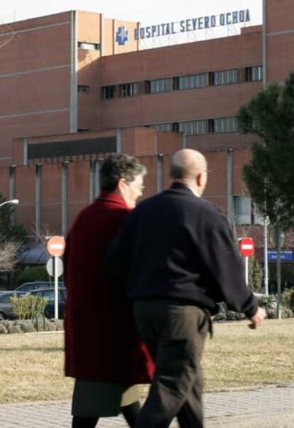 Transeúntes ante el hospital Severo Ochoa.