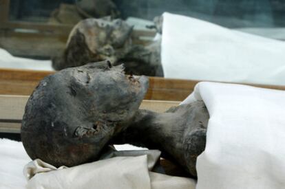 La momia de la madre de Tut y, detrás, la de su abuela Tiye.