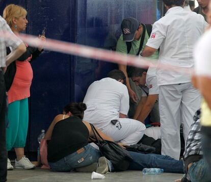 Personal sanitario trata de reanimar a uno de los heridos en el accidente de Once, Buenos Aires.