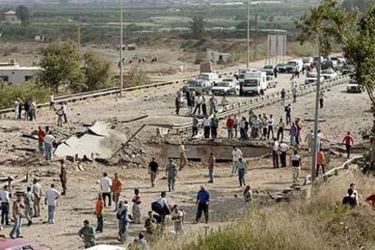 Vista general del puente destruido en Al Damour en la principal autopista libanesa, a 20 kilómetros de Beirut.