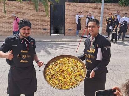 Los cocineros mexicanos, Alfonso Ovalle y Rogelio Castañón, con la paella que les valió el primer lugar en el concurso.