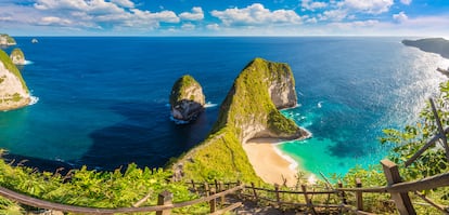 Kelingking Beach (Nusa Penida, Bali, Indonesia). En los últimos años, este lugar se ha puesto de moda por las increíbles vistas que se pueden disfrutar desde lo alto. Es una pequeña playa ubicada entre dos cadenas montañosas, lo que complica su acceso. Para sumergirse en sus aguas es necesario descender por un sendero abrupto. Al final del recorrido, se llega a una playa de agua azul brillante rodeada de un bosque tropical. 