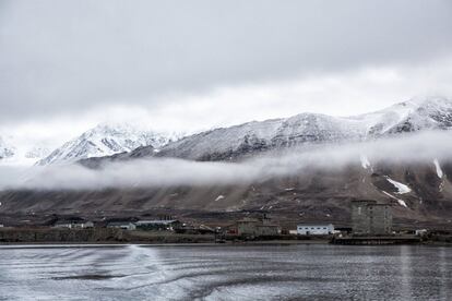 Las nubes bajas se observan en la Bahía de Reyes de Ny-Alesund, Svalbard, Noruega, 12 de octubre de 2015. Una cadena noruega de islas sólo 1.200 kilometros (750 millas) del Polo Norte está tratando de promover las nuevas tecnologías, el turismo y la investigación científica en un cambio de la minería a gran contaminante del carbón que ha sido un pilar de la economía a distancia durante décadas. Noruega suspendió más la minería del carbón en el archipiélago de Svalbard año pasado debido a los altos costos y está buscando empleos alternativos para unos 2.200 habitantes en las islas donde los osos polares deambulan. Parte de la respuesta puede ser la de impulsar la ciencia: en Ny-Alesund, la liquidación no militar permanente más septentrional del mundo, científicos de 11 países, entre ellos Noruega, Alemania, Francia, Gran Bretaña, India y Corea del Sur cuestiones de estudio, como el cambio climático. La presencia de Noruega, miembro de la OTAN, también da a la alianza un punto de apoyo estratégico en el extremo norte, cada vez más importante después de la vecina Rusia anexó la región de Crimea de Ucrania en 2014. REUTERS / Anna Filipova Foto 19 de 19 - BÚSQUEDA "SVALBARD Filipová" PARA TODOS IMAGESâ € ¨