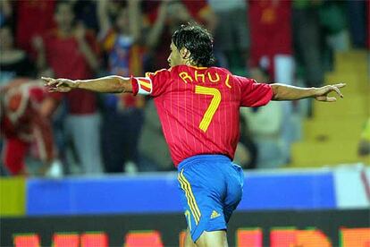 Raúl celebra el primer gol.