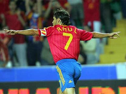 Raúl celebra el primer gol.