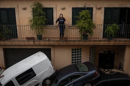 Chelo Hoyo, en el balcón de su casa donde los vehículos arrastrados por el agua bloquean los accesos de la vivienda.


