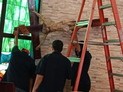 Personal de la UCA retira el Cristo crucificado de la capilla en Nicaragua