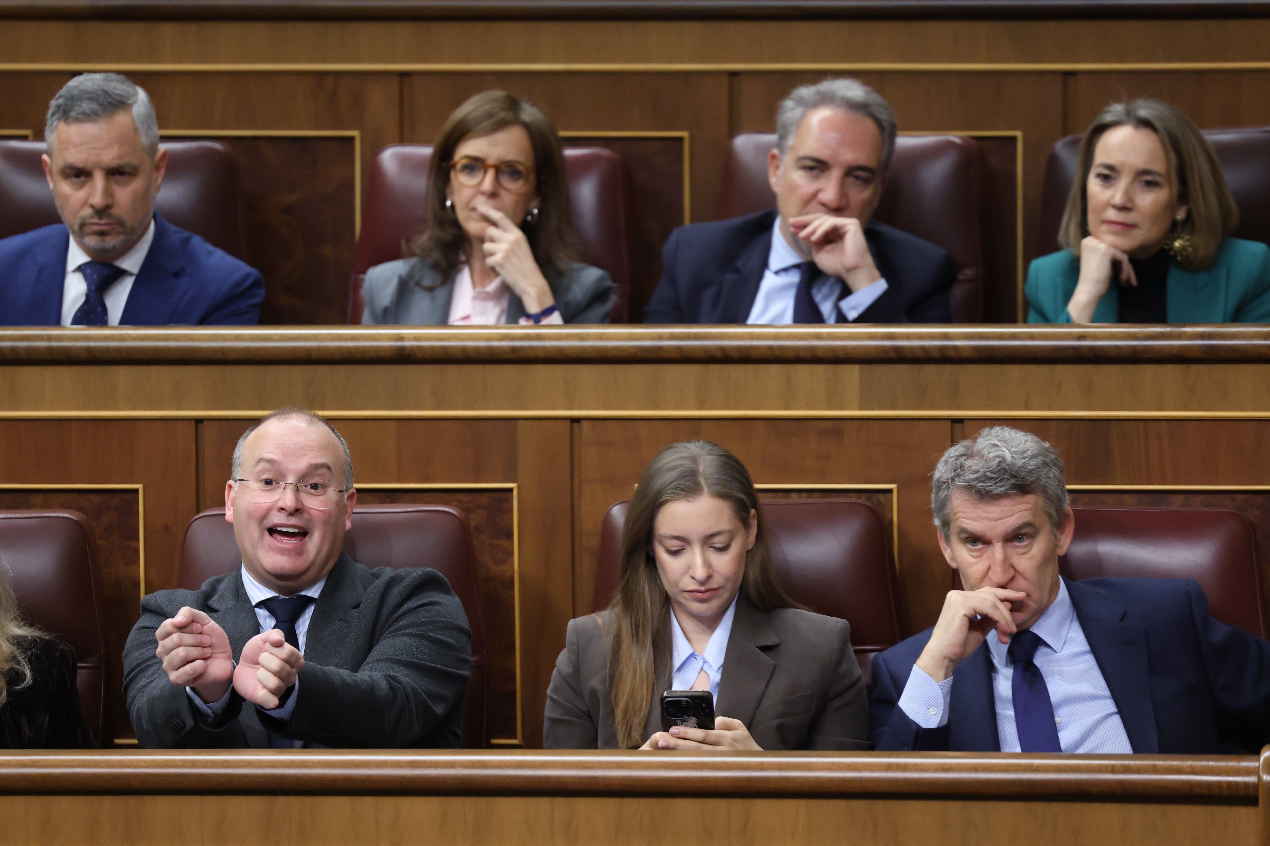 Miguel Tellado, Ester Muñoz y Alberto Núñez Feijóo, durante la sesión de control al Gobierno, en el Congreso, este miércoles.