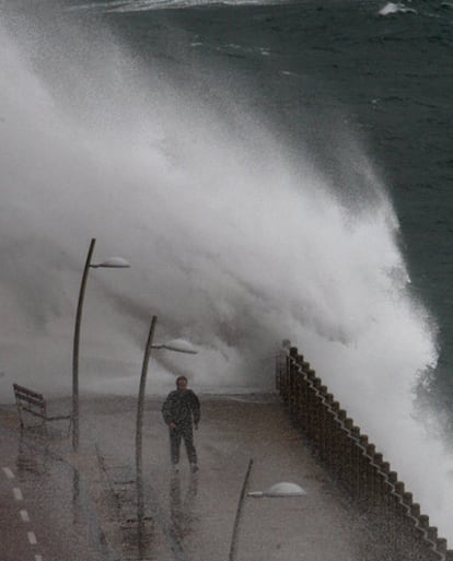 Un hombre camina por el Paseo Nuevo de San Sebastián