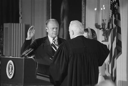 Cuando el presidente Nixon dimitió por el Caso Watergate, Gerald Ford ocupó su cargo, convirtiéndose en el primer y único presidente de EE.UU. sin someterse a votación. En la imagen, jurando la presidencia ante el juez principal Warren Burger, el 9 de agosto de 1974.