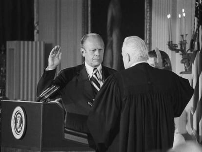 Cuando el presidente Nixon dimitió por el Caso Watergate, Gerald Ford ocupó su cargo, convirtiéndose en el primer y único presidente de EE.UU. sin someterse a votación. En la imagen, jurando la presidencia ante el juez principal Warren Burger, el 9 de agosto de 1974.