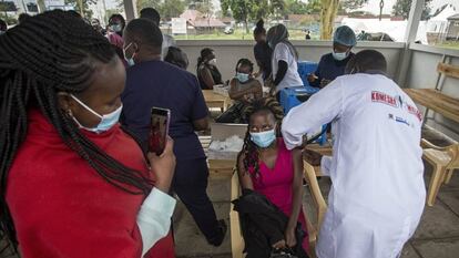 Centro de vacunación en Kenia. / ROBERT BONET