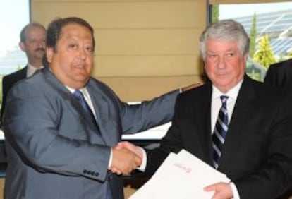 Alonso Tezanos, presidente de Cecoma, y Arturo Fernández, presidente de la patronal madrileña, en la firma de un convenio con Fedecam