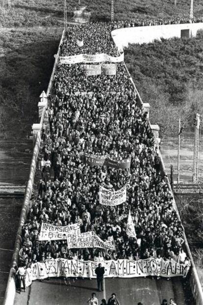 Steel workers protesting the closure of Altos Hornos del Mediterráneo in 1983.