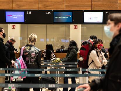 Viajeros esperan su turno en el mostrador de British Airline en el aeropuerto de Berlín, este lunes.