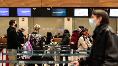 Viajeros esperan su turno en el mostrador de British Airline en el aeropuerto de Berlín, este lunes.